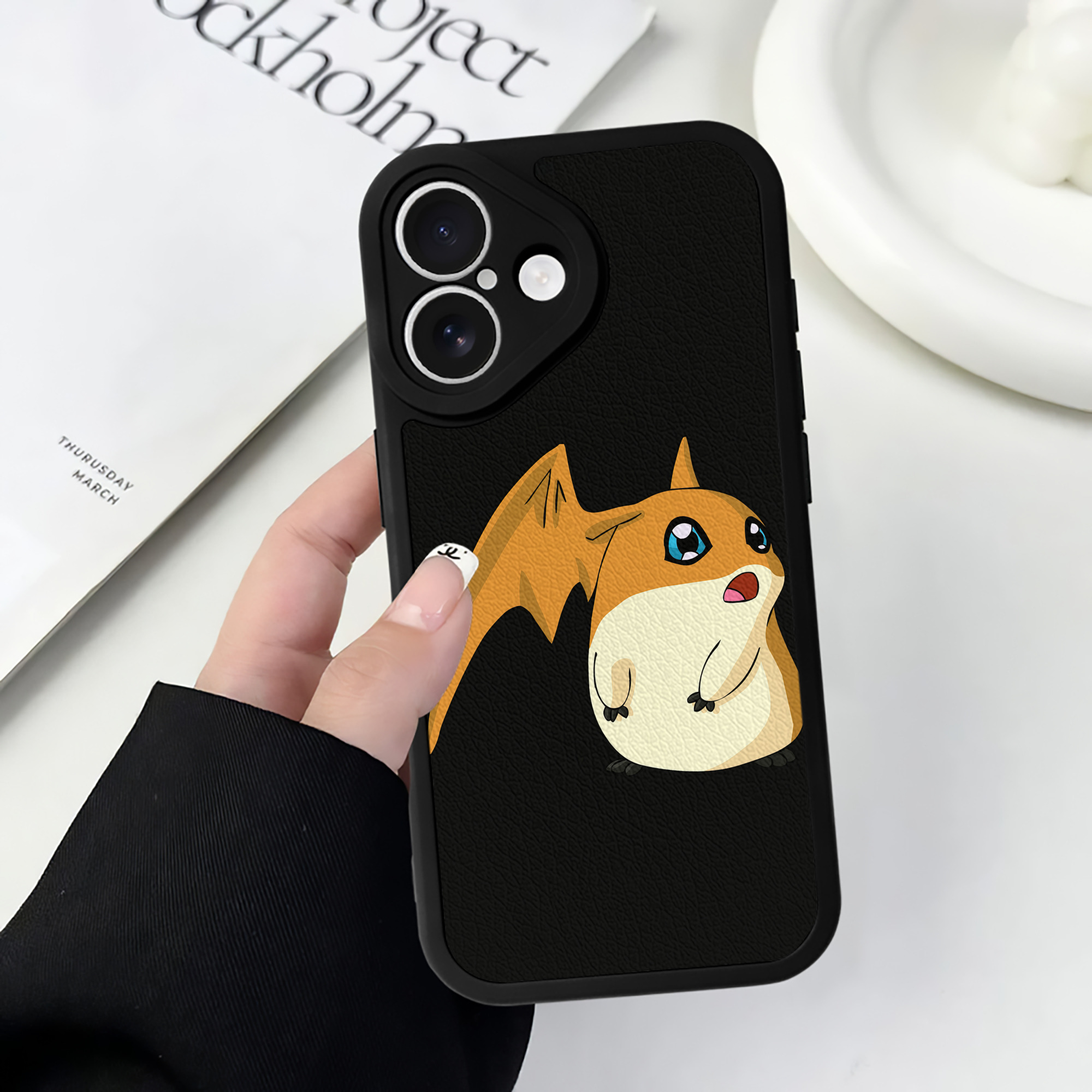（画像用） Digimon デジタルモンスター/デジモン 【iPhone 16シリーズ対応】シリコンスマホケース（レザー調） 材質：シリコン